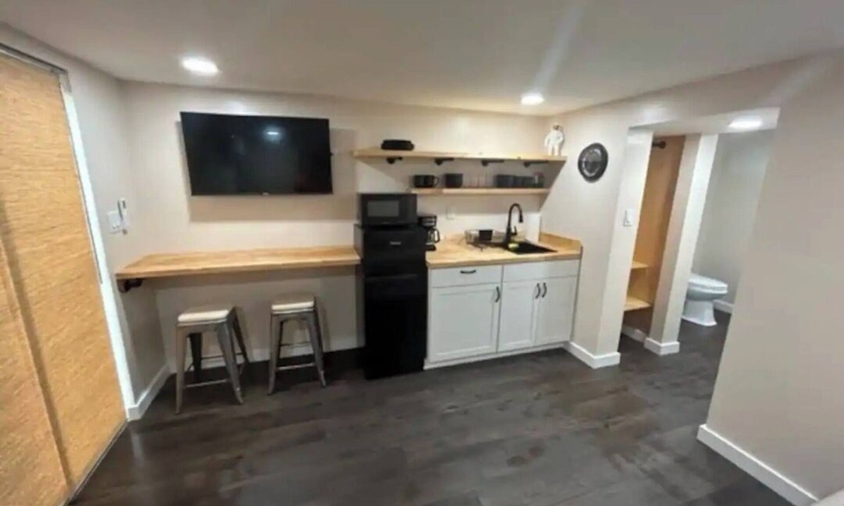 Glen Burnie Apartment | Delightful 1-bed 1 bath studio with AC/Heat near BWI