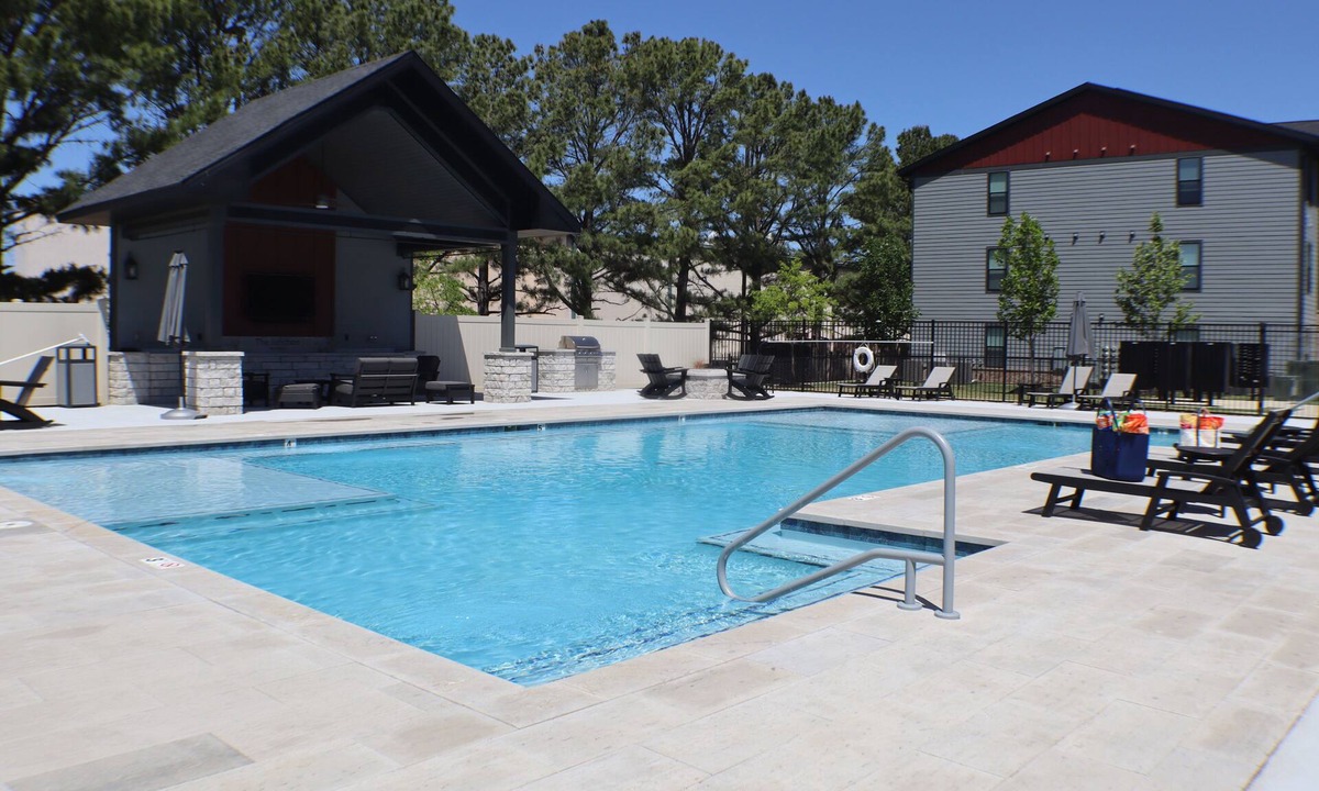 Rogers Apartment | Delightful 1BR, Sectional, Gym, Open Pool, Near Amp, No Cleaning Fee