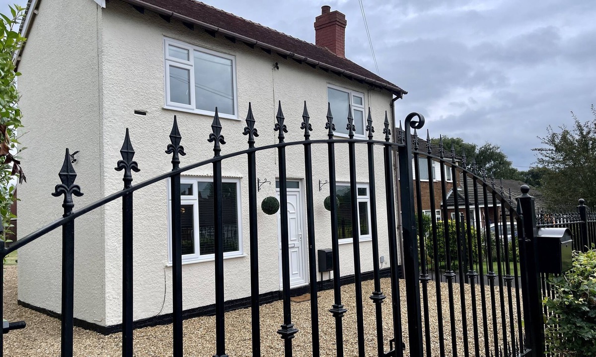 Cannock House | Delightful 2 bed detached home with secure parking