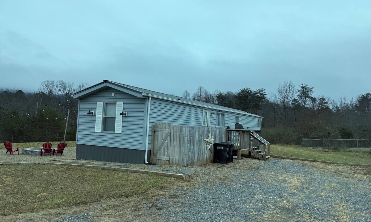 Vein Mountain House | Delightful 2-bedroom fully stocked mobile home with Fire-Pit located in Nebo