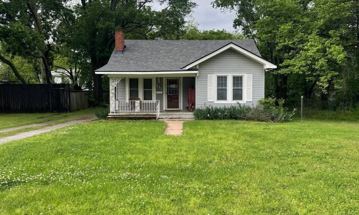 Tecumseh Cottage | Delightful 2-bedroom Cottage with AC in Tecumseh King Bed Equipped Kitchen