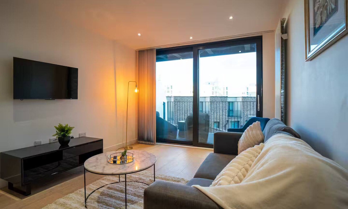 Royal Docks Apartment | Delightful 2 BR Apartment w/Parking