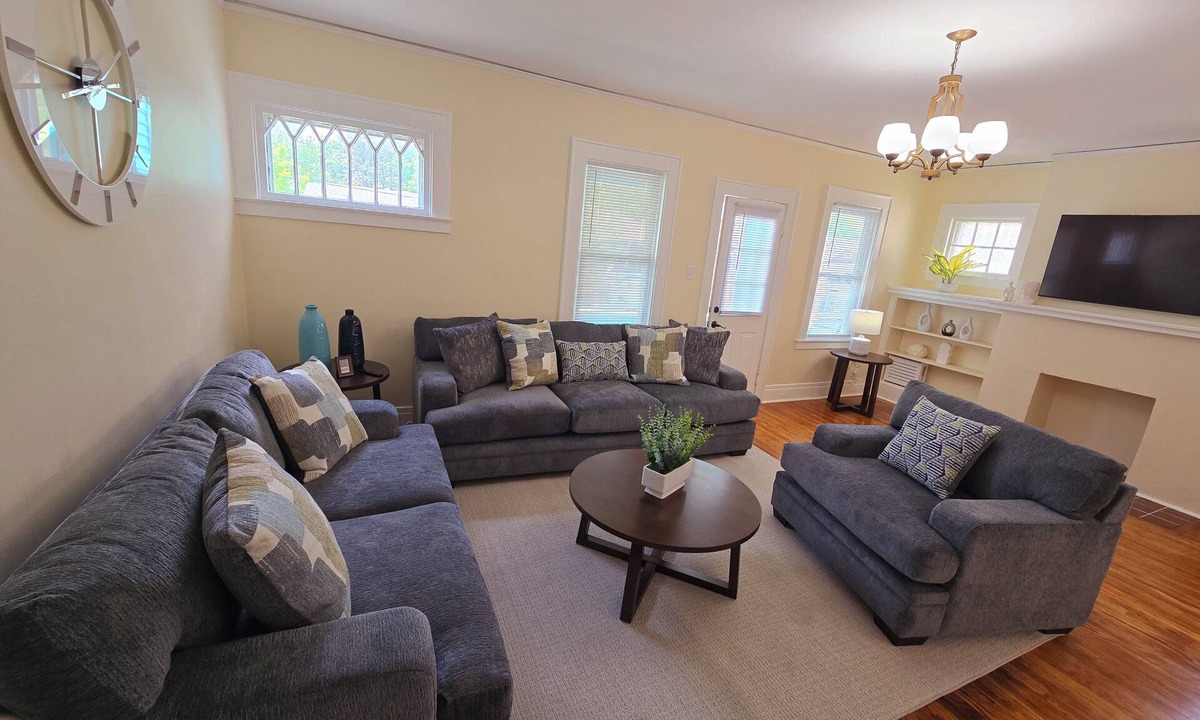 Eastside House | Delightful 3-bedroom house in Syracuse perfect for your getaway very close to SU