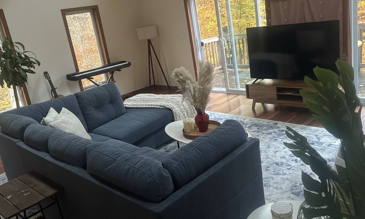 East Chatham House | Delightful 4-bedroom Plus House in East Chatham with Pool, Sauna and AC