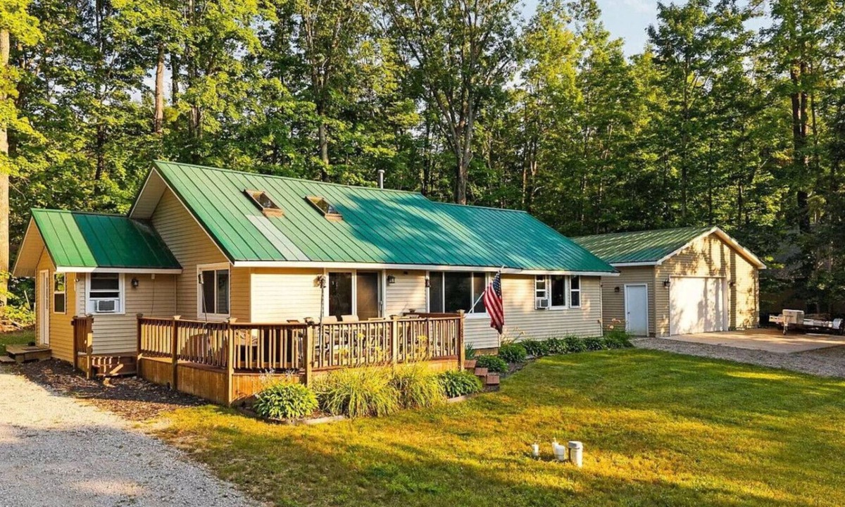 Lake Arrowhead House | Delightful 4-bedroom house in Gaylord Michigan perfect for large families