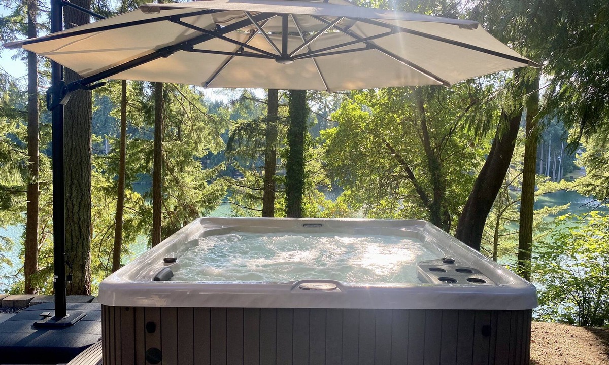 West Hills House | Delightful 4bdr/3bath Bay House