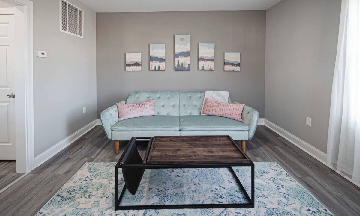 Evansville House | Delightful airy remodeled 1/1