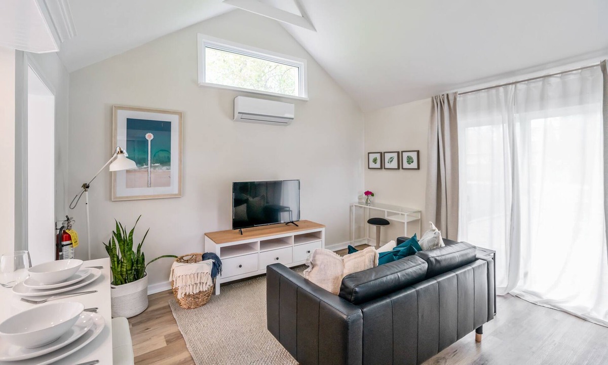 Old Town Historic District Cottage | Delightful 1 Bdrm Tiny Home by River Old Town NOTL