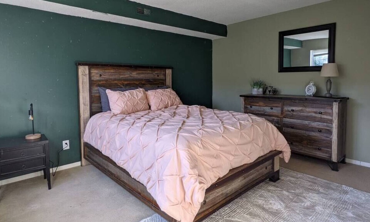 Capitol Park Condo | Delightful Condo for Nurses near Mercy One & Unity