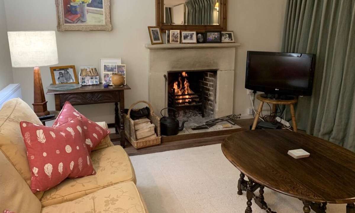 Rendcomb Cottage | Delightful Cotswold cottage with open fireplace and Rayburn