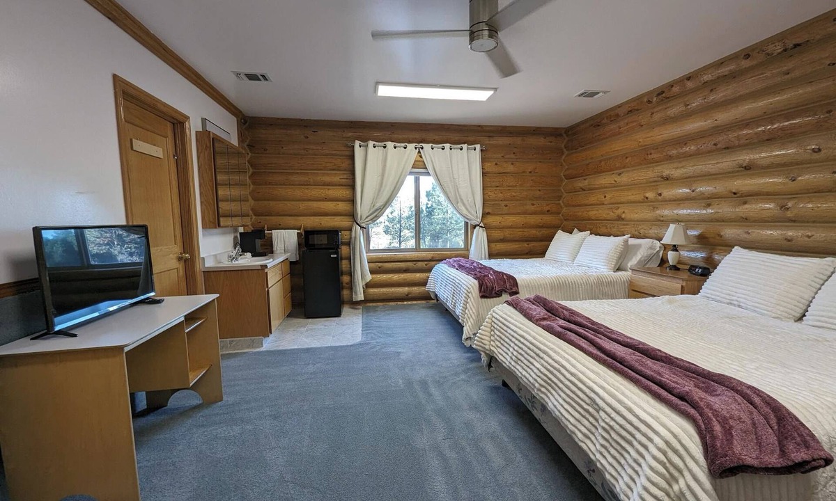 Hot Springs Cabin | Delightful Double Room - Room 211
