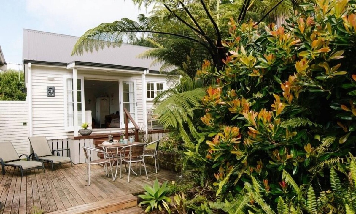 Whangamata Apartment | Delightful elevated sunny S/C Studio