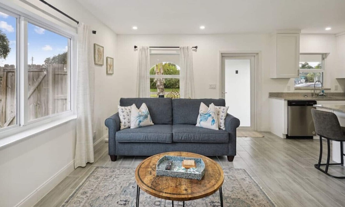 Tropic Palms House | Delightful Escape 2BR/2BA