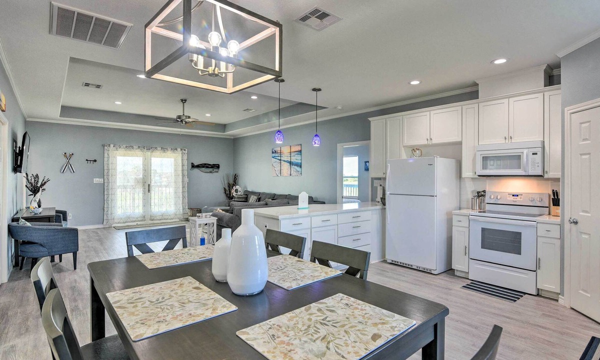 Pirates Beach House | Delightful Galveston Abode - 1/2 Mi to Beach!