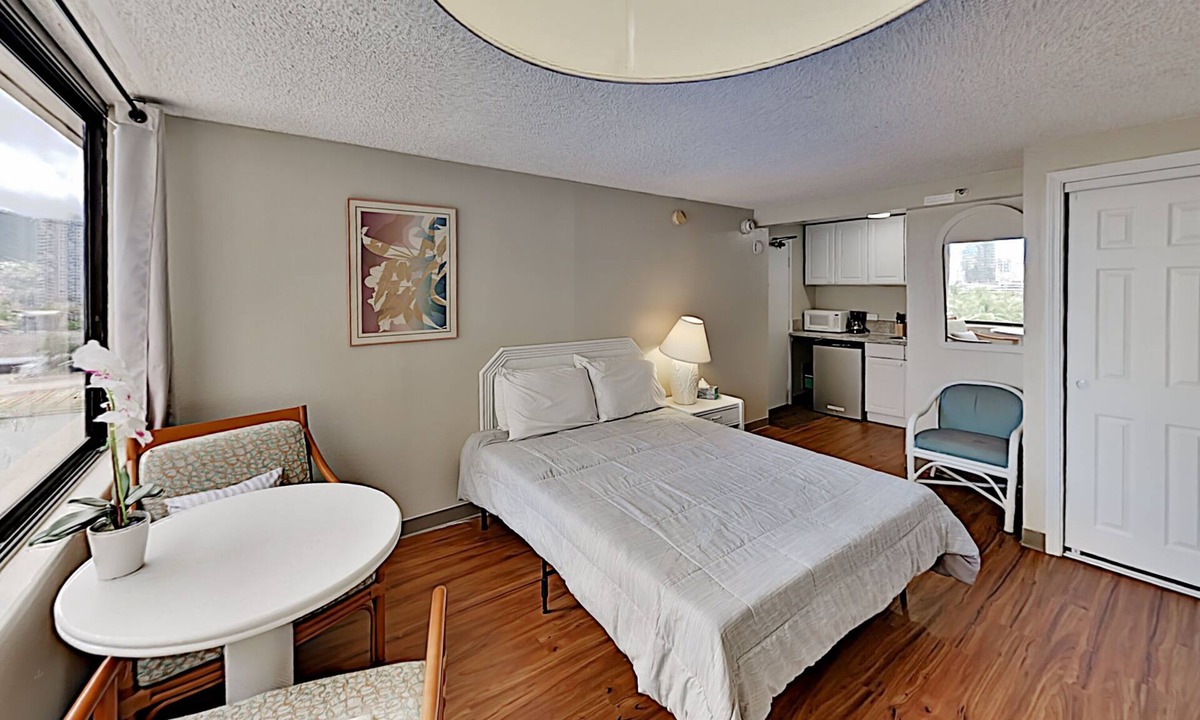 McCully - Moiliili Condo | Delightful Hawaiian Monarch Studio | Pool + Gym