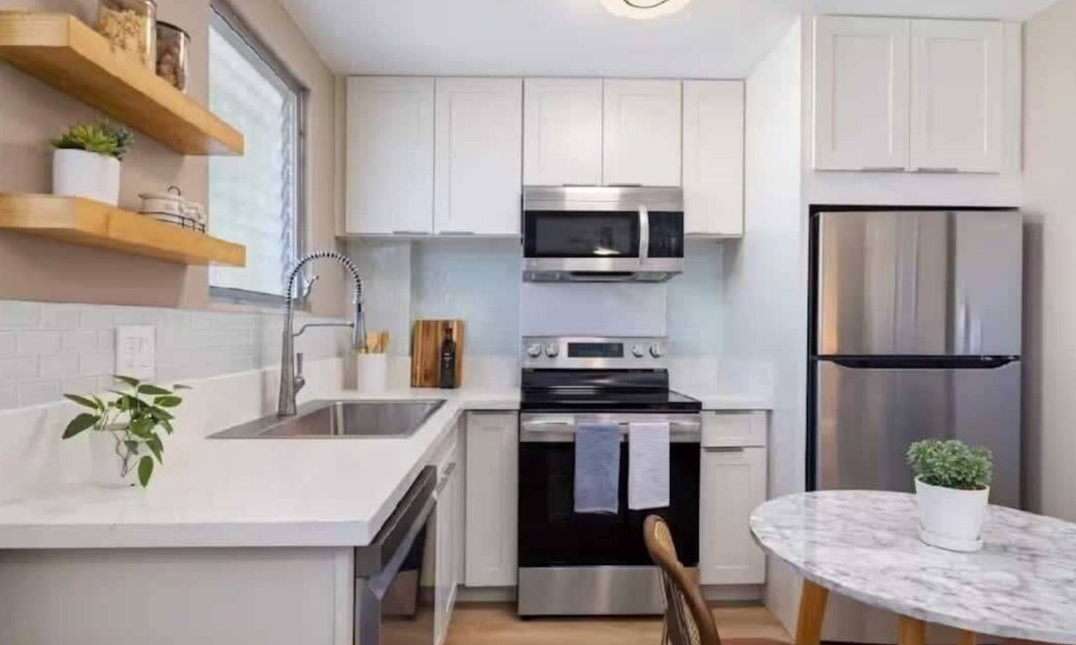 McCully - Moiliili Apartment | Delightful Honolulu Sanctuary Renovated w/Aircon