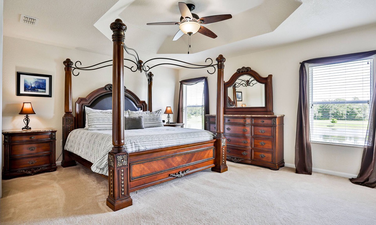 Trafalgar Village House | Delightful lakefront townhome with pool, volleyball, fast WiFi & AC