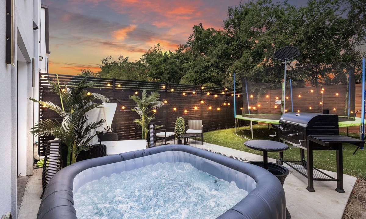 West Dallas House | Delightful Left 8-bedroom house with Game room in vibrant Dallas