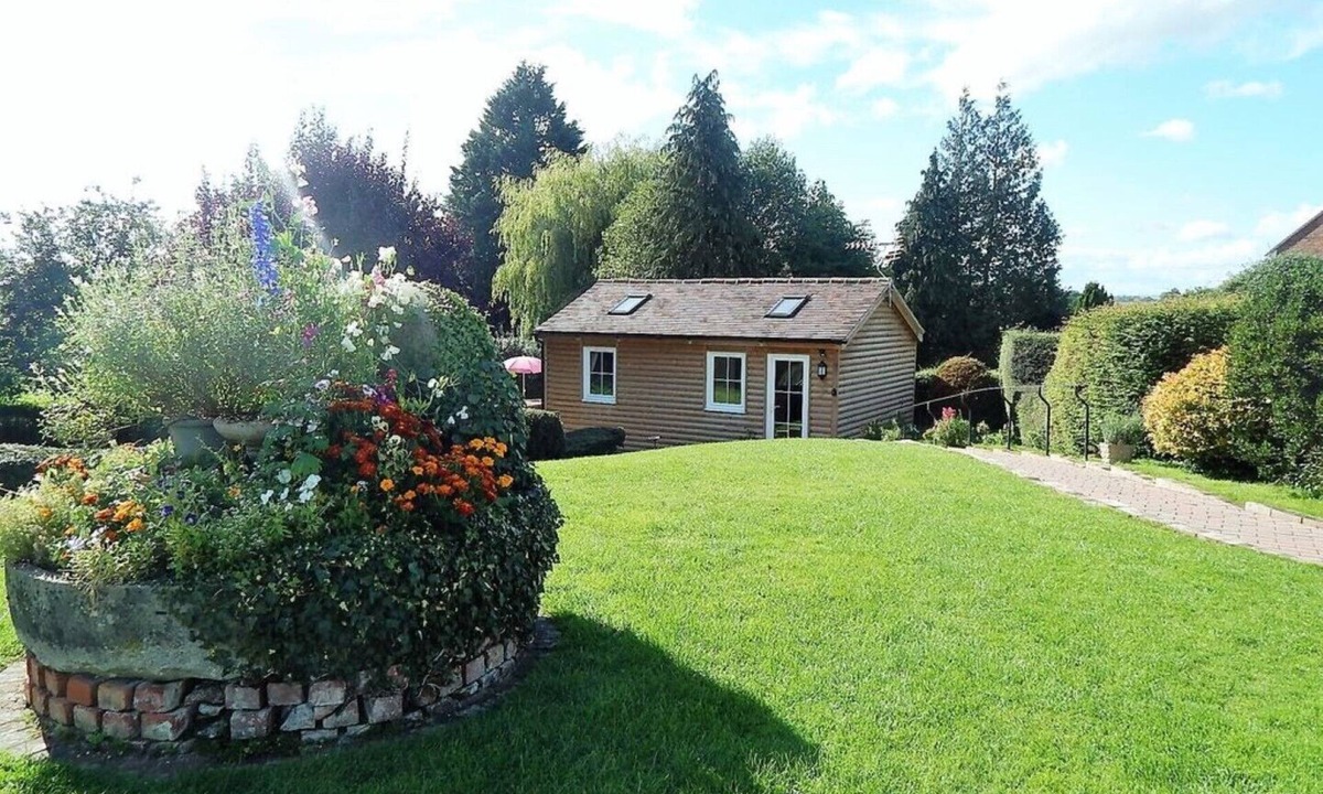 Hartpury Cabin | Delightful Log cabin.