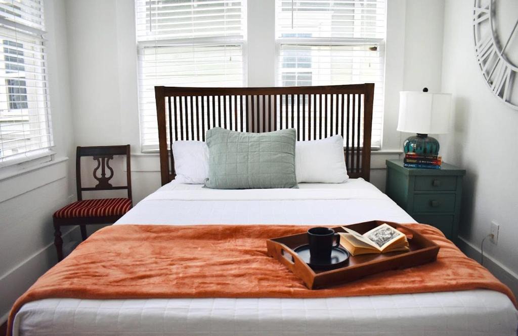 Neartown Hotel | Delightful Montrose Efficiency