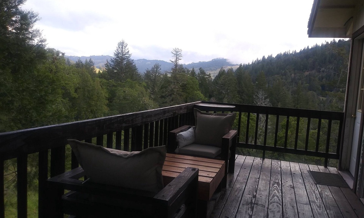 Redway Apartment | Delightful off grid studio with beautiful mountain views