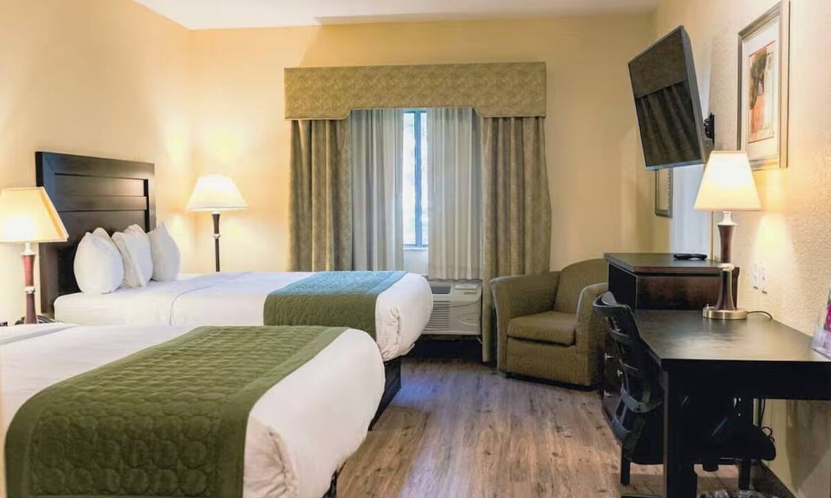 Tyler Hotel | Delightful Room Perfect for Families Near Tyler Pounds Regional Airport!