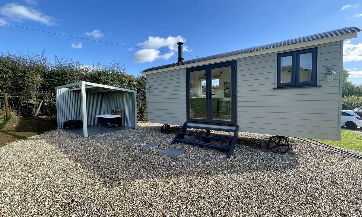 Congresbury Cabin | Delightful Shepherd's Hut with Log Burner and Outside Bath
