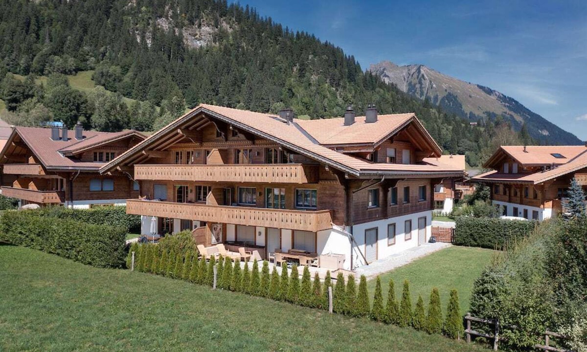 Gsteig Apartment | Delightfully Presented Flat with Amazing Views 2