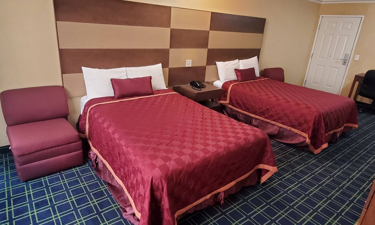 Sylmar Hotel | Delmonico Inn & Suites