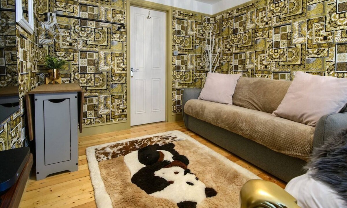 Howlett End Apartment | Deluxe 1 Bed Flat Hot Tub Sky Tv