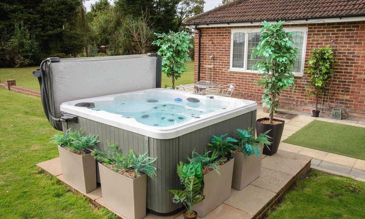 Howlett End House | Deluxe 2/3 Bed Hottub Skytv