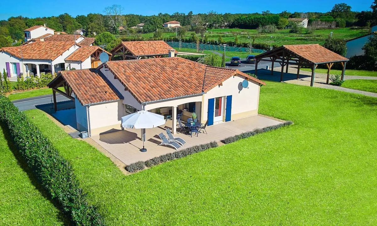 Vasles Villa | Deluxe 2-bathroom detached villa sleeps 4