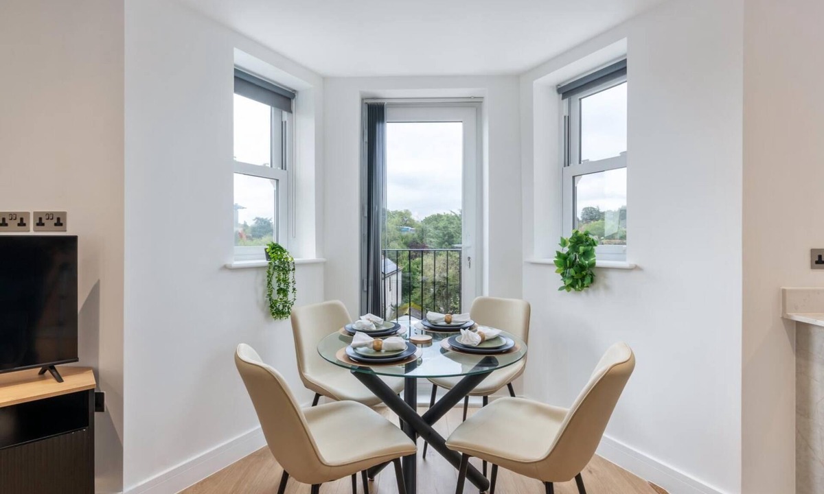 Leatherhead Apartment | Deluxe 2-BR Saarb Apartment Leatherhead