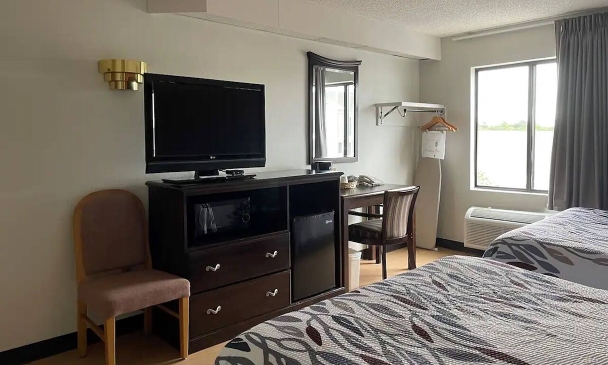 Branson Hotel | Deluxe 2 Full Beds Near Titanic Museum & 76 Strip