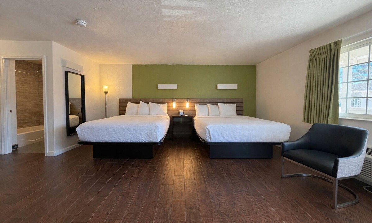 Munras Avenue Hotel | Deluxe 2 Queen Room - Extra Spacious Layout - Sleeps 4