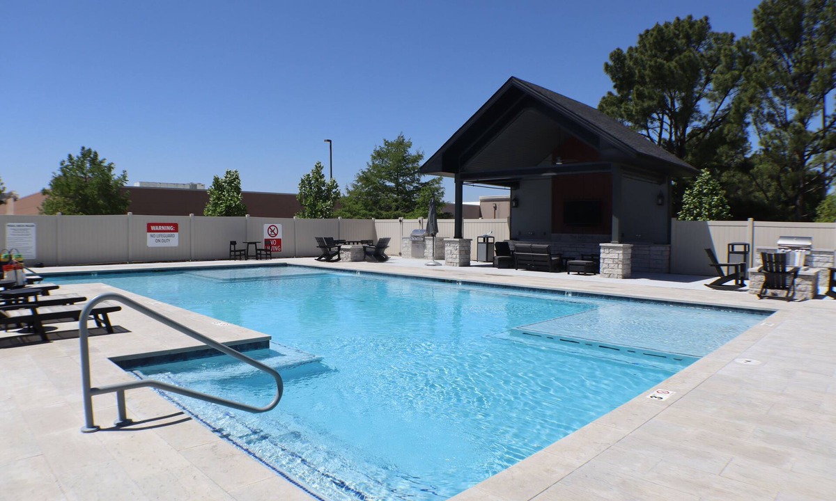 Rogers Apartment | Deluxe 2BR Near Walmart HQ & Amp -Open Pool -No Cleaning Fee