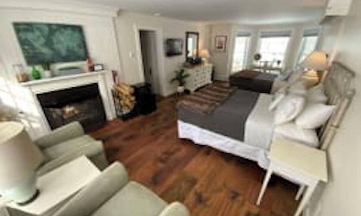 West Dover Resort | Deluxe 2xQueen & fireplace