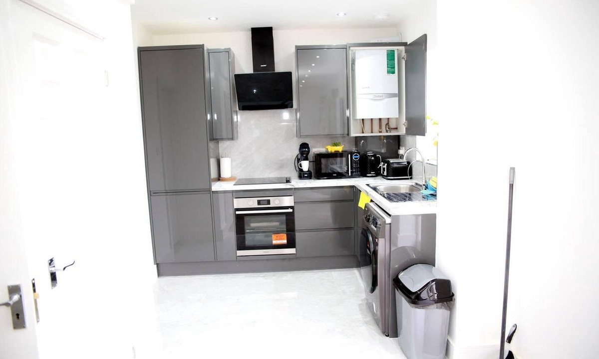 Fryent House | Deluxe 4-bed House Close2 Wembley Stadium