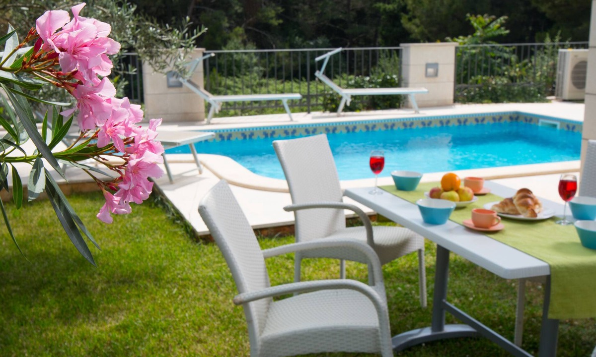 Pula Apartment | Deluxe apartment 8 + 2, with private pool, 100m from the beach