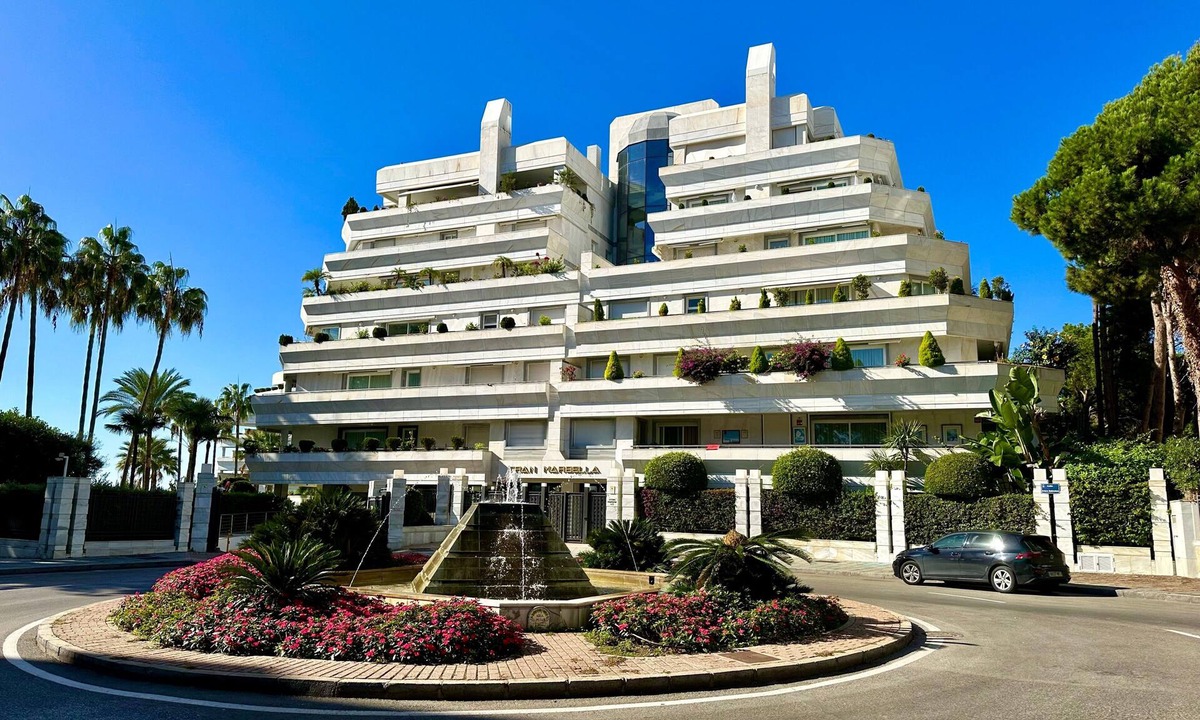 Marbella Seafront Promenade Apartment | Deluxe Apartment 'Gran Marbella' with Mountain View, Wi-Fi and Air Conditioning