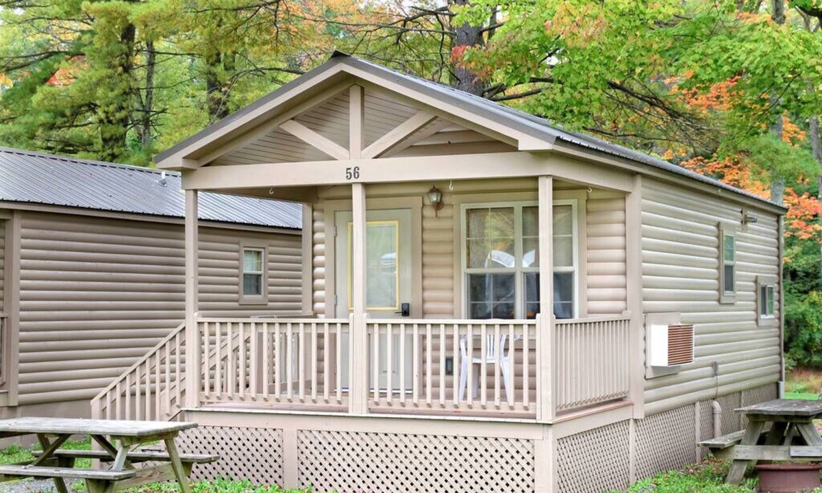 Centre Hall Cabin | Deluxe Cabin 42 w/4 Beds