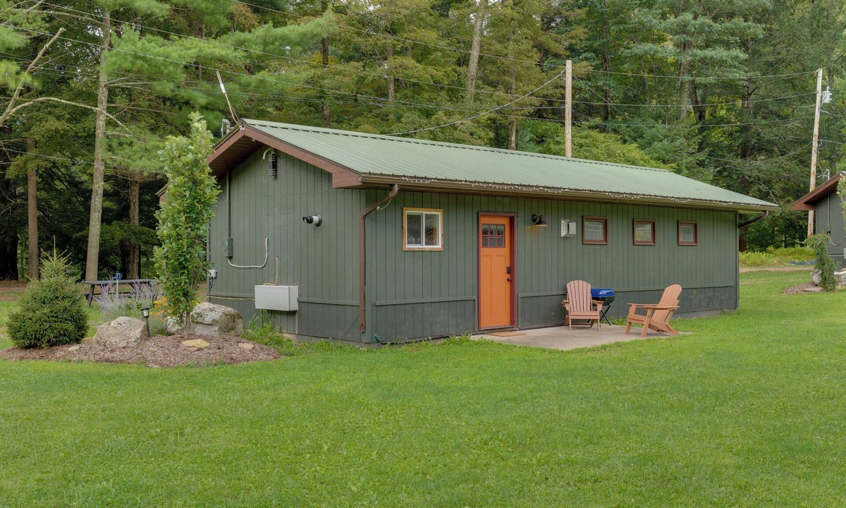 Hillsgrove Cabin | Deluxe Cabin A at Elk Creek Escape: Pet Friendly!