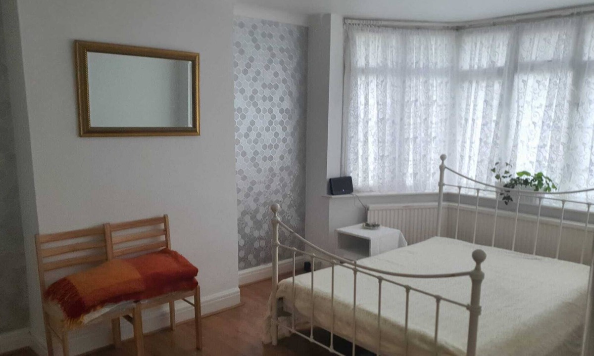 Gipsy Hill Apartment | Deluxe Double Bedroom Shaed - Bay Windows