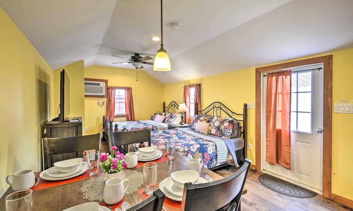 Pleasant Mount Cottage | Deluxe Duplex Springtime Escape