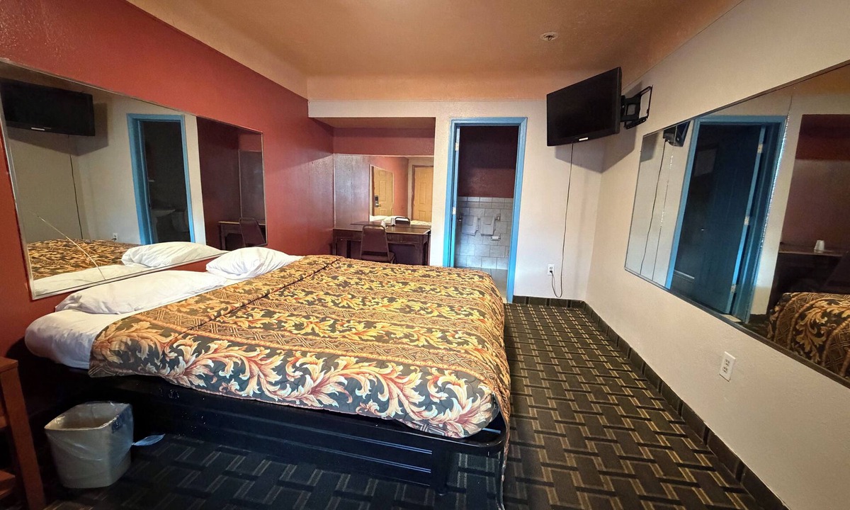 Detroit Hotel | Deluxe Inn Motel