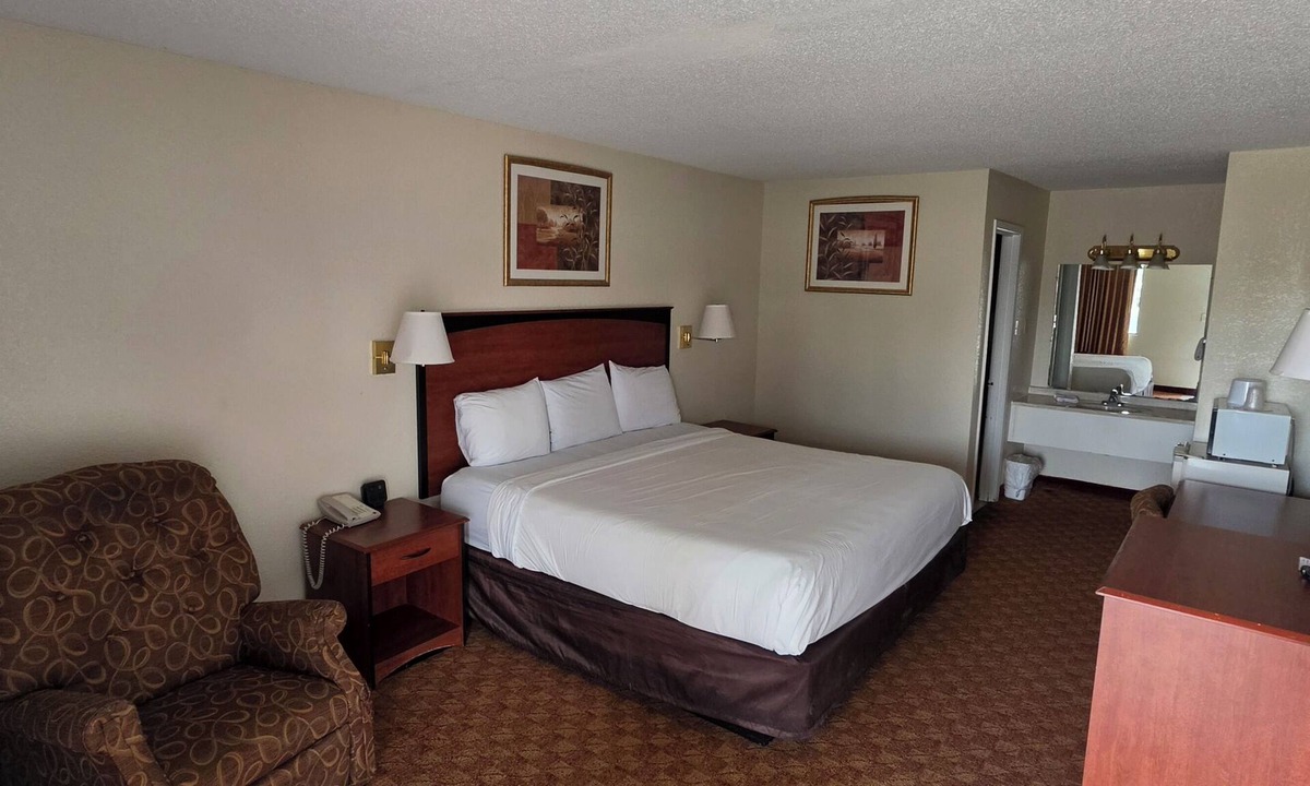 Shamrock Hotel | DELUXE INN SHAMROCK