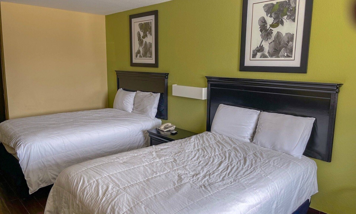 Central City Hotel | Deluxe Inn & Suites Corpus Christi I 37