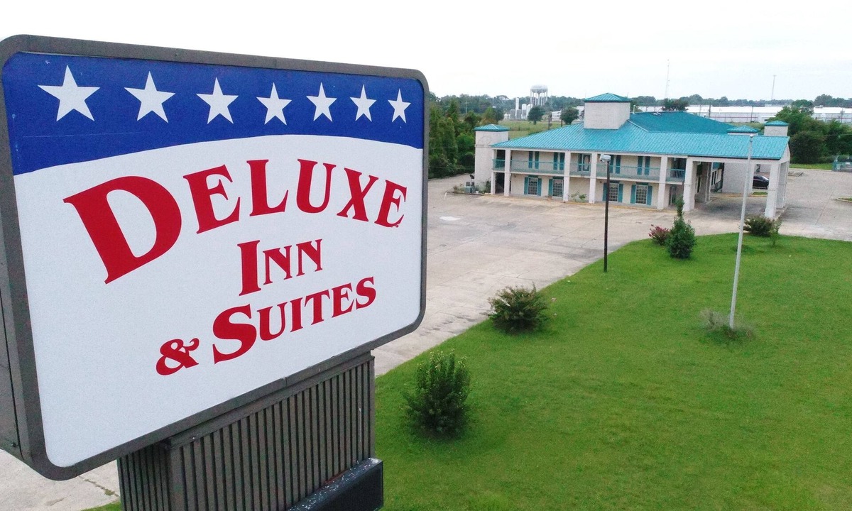 Greenwood Hotel | Deluxe Inn & Suites