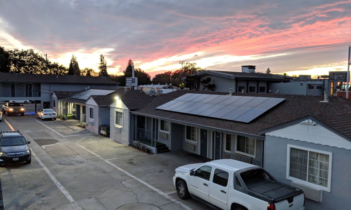 Cherryland Hotel | Deluxe Inn