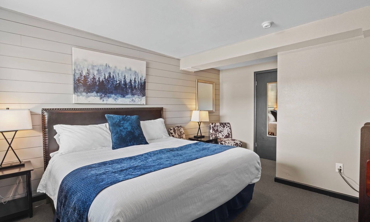 Lava Hot Springs Hotel | Deluxe King bedroom (river access)